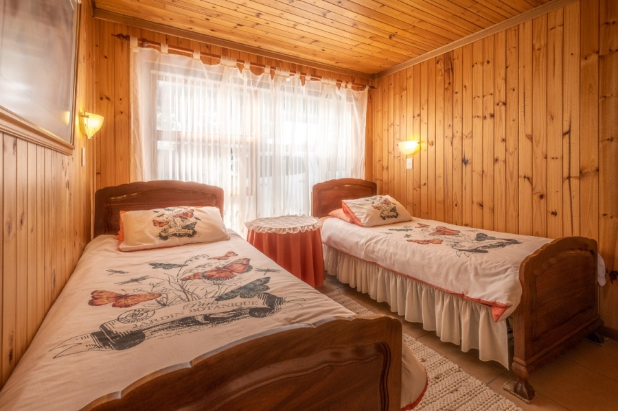 To Let 4 Bedroom Property for Rent in Herolds Bay Western Cape